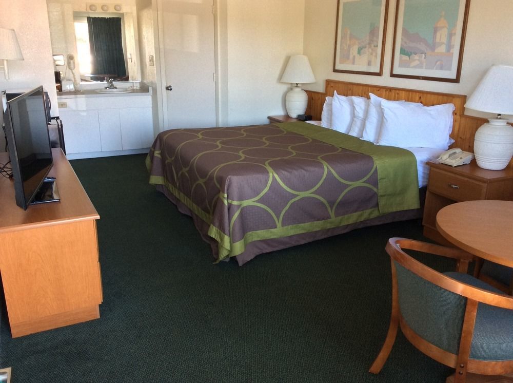 Super 8 By Wyndham Near Siesta Key 2*